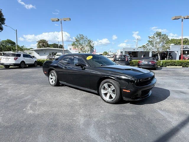 Used 2018 Dodge Challenger SXT RWD image 8