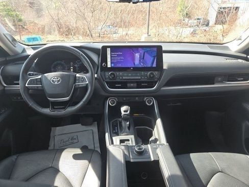 Used 2024 Toyota Grand Highlander AWD image 18
