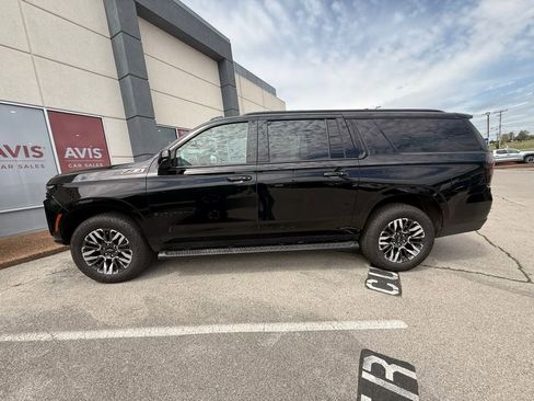 Used 2025 Chevrolet Suburban Z71 image 4
