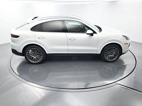 Certified 2022 Porsche Cayenne Platinum Edition image 42
