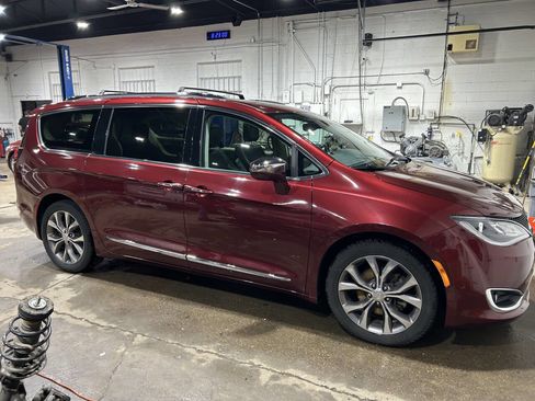 Used 2018 Chrysler Pacifica Limited w/ Tire & Wheel Group image 19