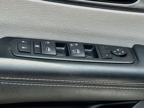 Used 2024 Chrysler Pacifica Touring-L FWD image 26