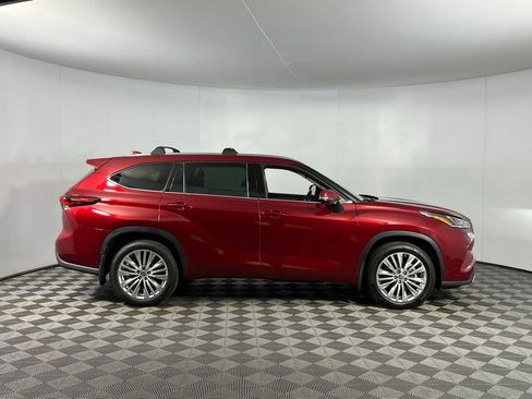 Used 2024 Toyota Highlander Platinum image 5