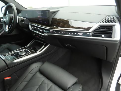 Certified 2024 BMW X5 xDrive40i w/ Premium Package image 17
