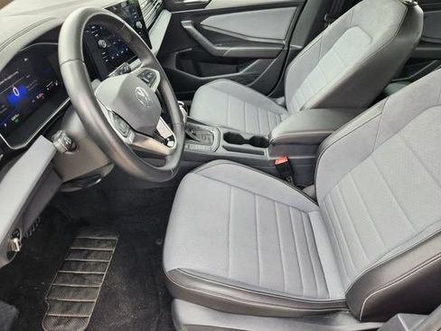 Used 2025 Volkswagen Jetta SE FWD image 12