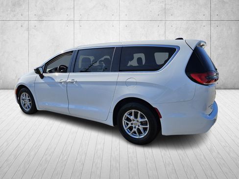 Used 2024 Chrysler Pacifica Touring-L image 5