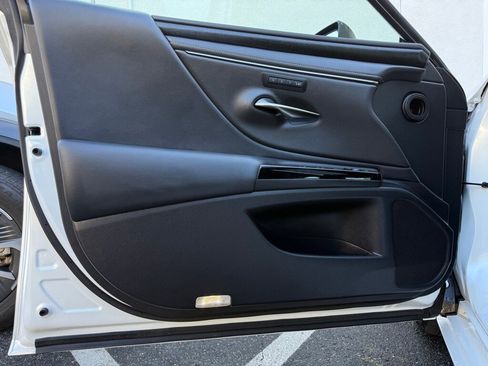 Certified 2025 Lexus ES 300h w/ Premium Package image 28