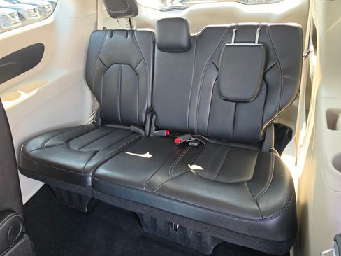 Used 2024 Chrysler Pacifica Touring-L FWD image 9