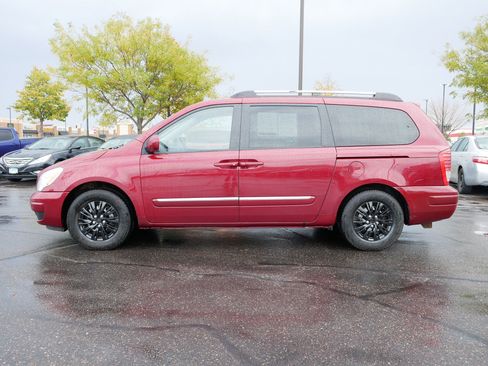 Used 2008 Hyundai Entourage image 2