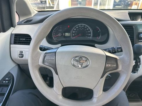 Used 2013 Toyota Sienna L image 17