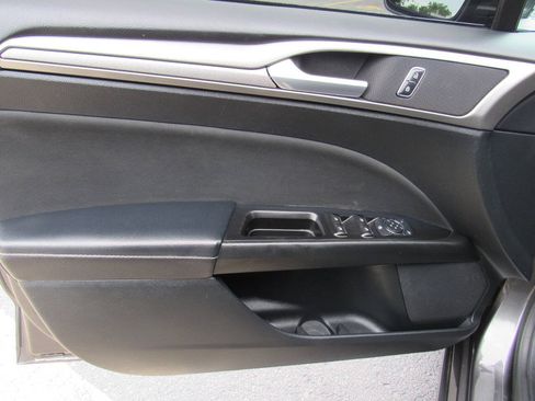Used 2017 Ford Fusion SE w/ Fusion SE Technology Package FWD image 13