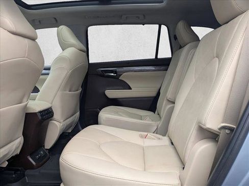 Used 2021 Toyota Highlander Platinum image 22