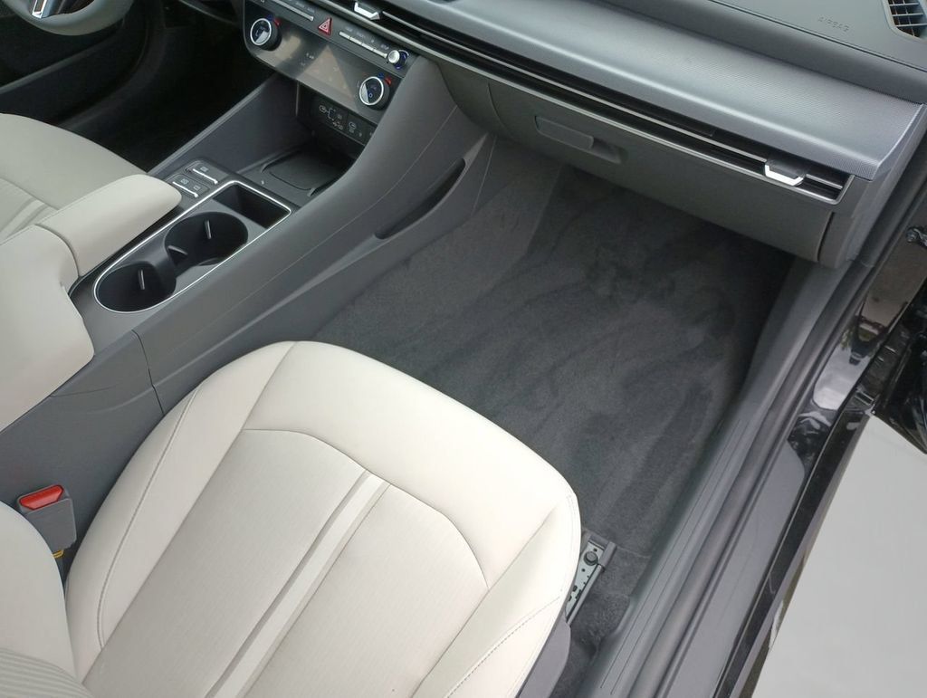 Certified 2024 Hyundai Sonata SEL w/ Convenience Package FWD image 18