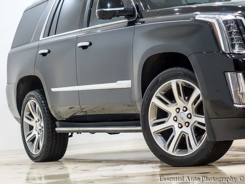 Used 2018 Cadillac Escalade Luxury image 4