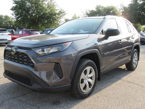 Used 2019 Toyota RAV4 LE FWD image 3