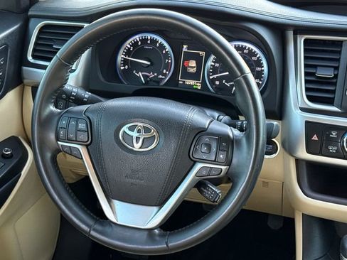 Used 2017 Toyota Highlander Limited FWD image 16