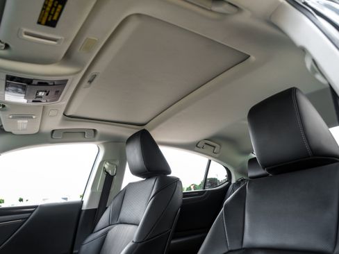 Used 2020 Lexus ES 300h w/ Premium Package FWD image 4