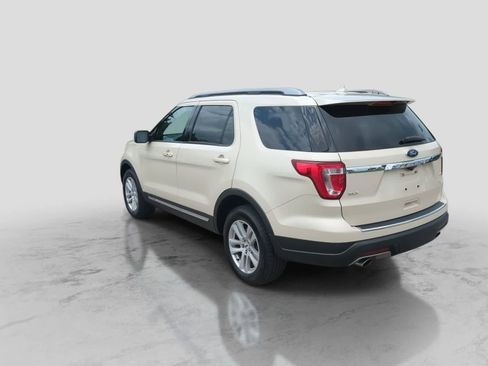 Used 2018 Ford Explorer XLT w/ Equipment Group 202A AWD/4WD image 6