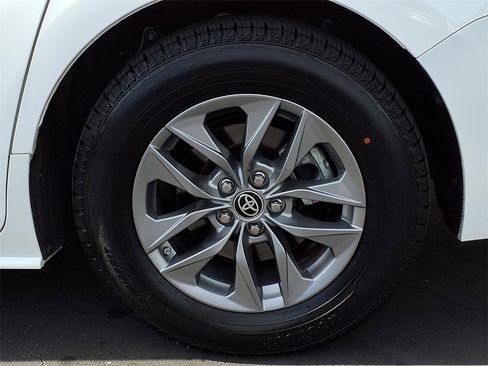 Used 2022 Toyota Sienna LE image 4