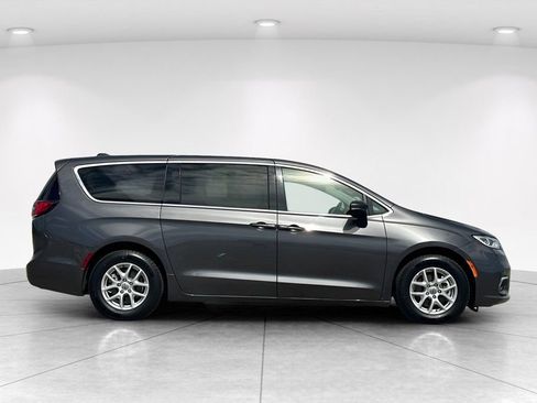 Used 2023 Chrysler Pacifica Touring-L FWD image 7