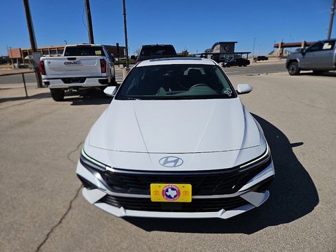 Used 2025 Hyundai Elantra SEL image 8