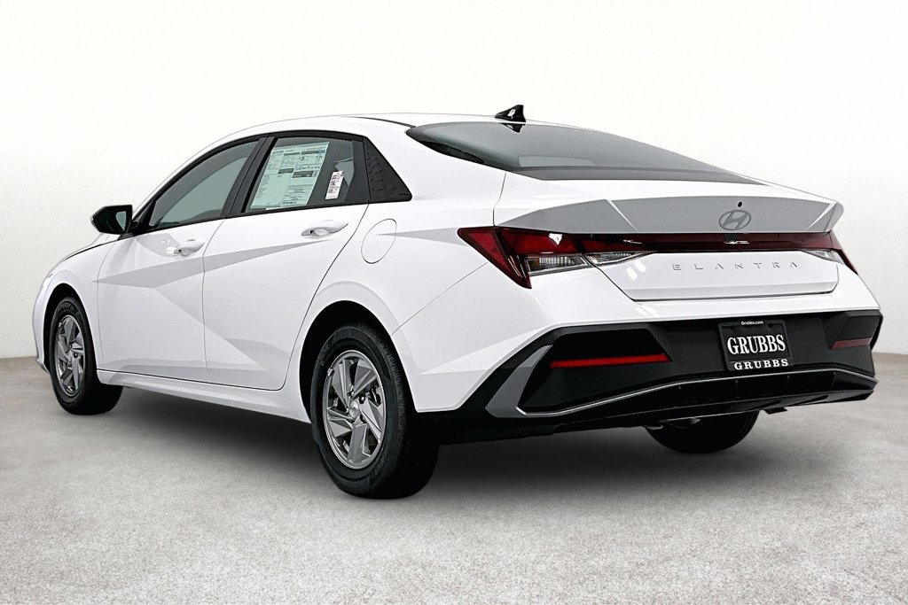 Used 2026 Hyundai Elantra SE FWD image 4