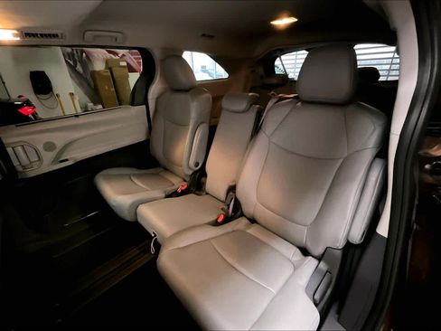 Used 2022 Toyota Sienna XLE image 27