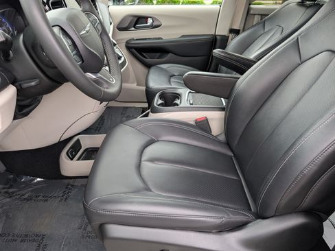 Used 2024 Chrysler Pacifica Touring-L FWD image 12
