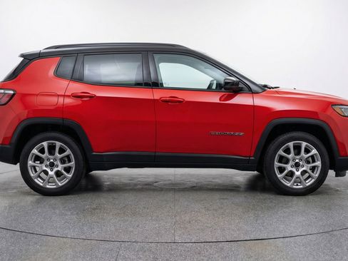 Used 2025 Jeep Compass Limited AWD/4WD image 11