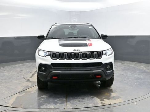 Used 2025 Jeep Compass Trailhawk image 2