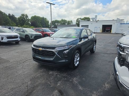 New 2026 Chevrolet Trax LS w/ LS Convenience Package FWD image 3