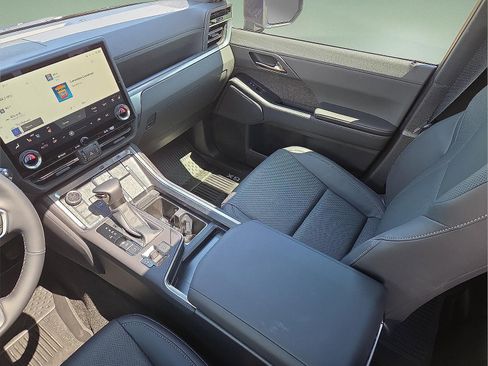 Used 2025 Lexus GX 550 w/ Accessory Package (2T) AWD/4WD image 12