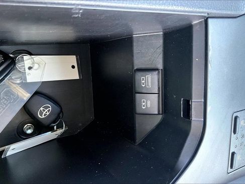 Used 2022 Toyota Camry XSE FWD image 16