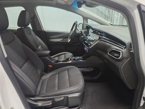 Used 2023 Chevrolet Bolt LT w/ Infotainment Package FWD image 5