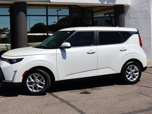 Used 2023 Kia Soul LX w/ Option Group 015 FWD image 4