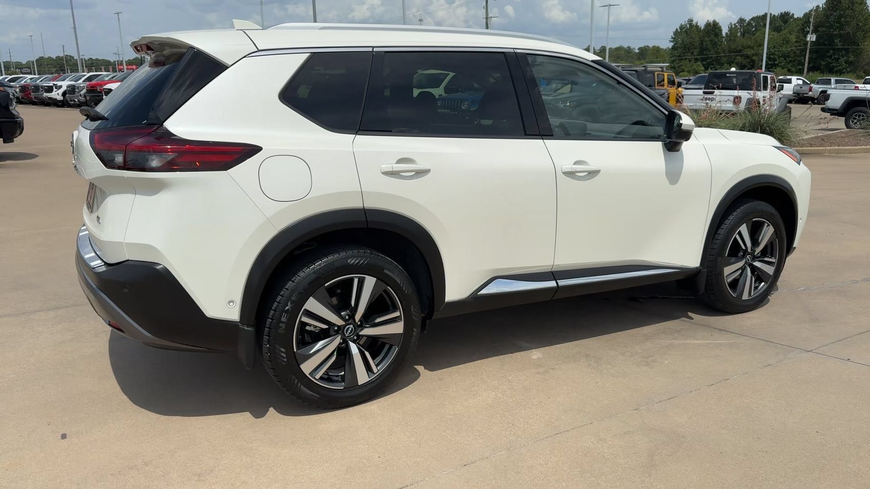 Used 2023 Nissan Rogue SL w/ SL Premium Package FWD image 9