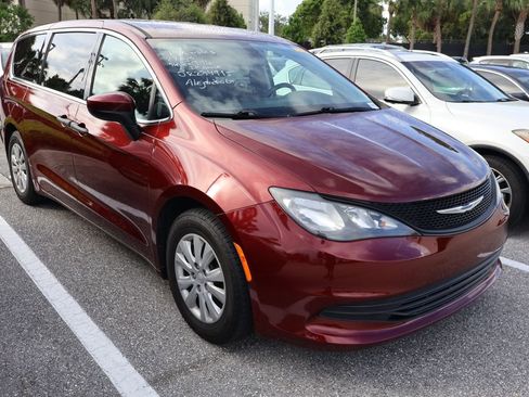 Used 2018 Chrysler Pacifica L FWD image 6