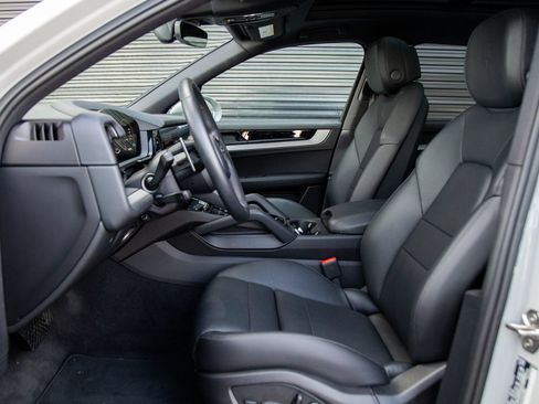 Certified 2026 Porsche Cayenne AWD/4WD image 5