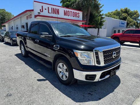 Used 2017 Nissan Titan SV RWD image 2