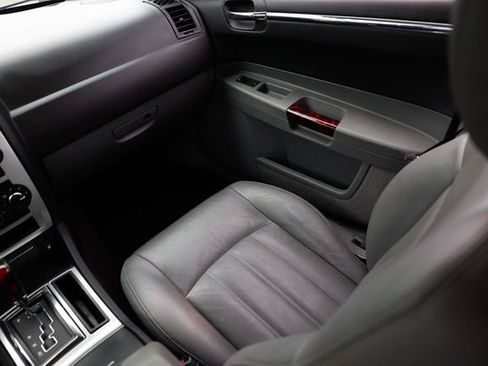 Used 2005 Chrysler 300 C w/ Protection Group II image 24