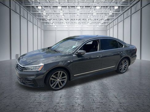 Used 2017 Volkswagen Passat 1.8T R-Line w/ R-Line Lighting Package FWD image 4