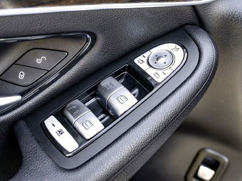 Used 2022 Mercedes-Benz GLC 300 4MATIC image 11