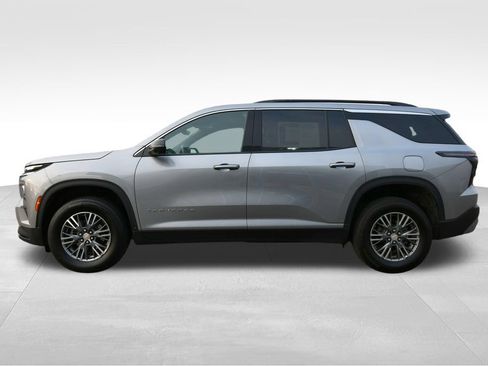 Used 2024 Chevrolet Traverse LT AWD/4WD image 4