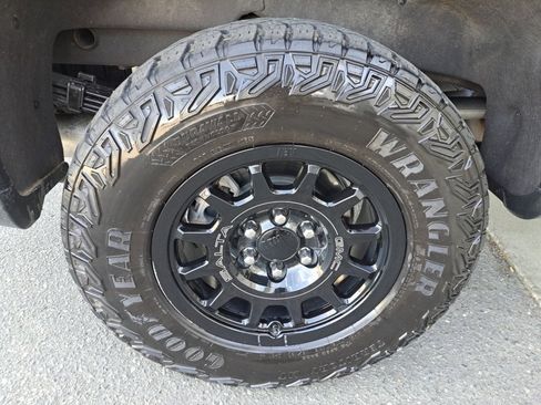 Certified 2023 GMC Sierra 1500 AT4X w/ AT4X AEV Edition image 18