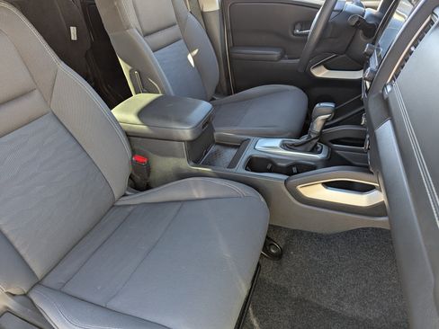 Used 2023 Nissan Frontier SV image 8