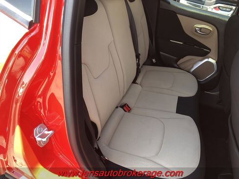 Used 2015 Jeep Renegade Latitude FWD image 17