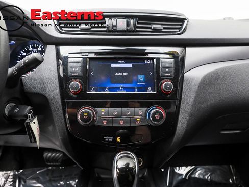 Used 2022 Nissan Rogue Sport S image 19