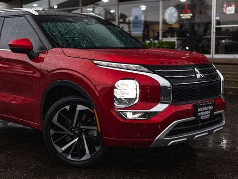 Used 2024 Mitsubishi Outlander SEL image 3