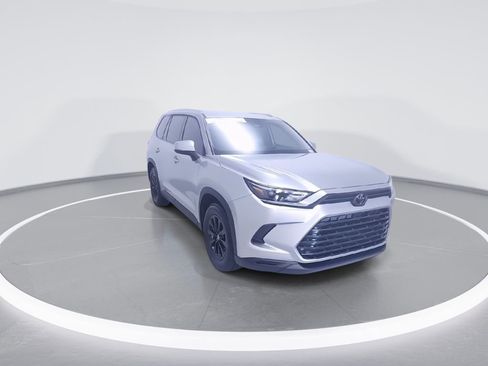 Used 2024 Toyota Grand Highlander XLE image 2