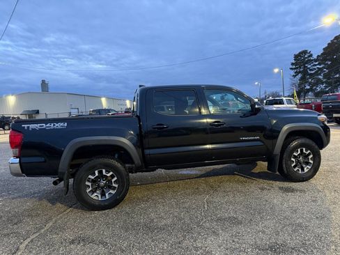 Used 2017 Toyota Tacoma TRD Off-Road w/ Tow Package (A/T) image 16